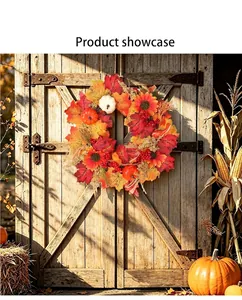 Couronne d'automne détaillée avec citrouilles et feuilles d'érable sur une porte