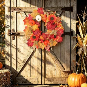 Couronne automnale festive avec feuilles d'érable et citrouilles pour porte d'entrée