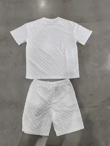 Detail van het witte heren sportsetje met jacquard dambordpatroon.