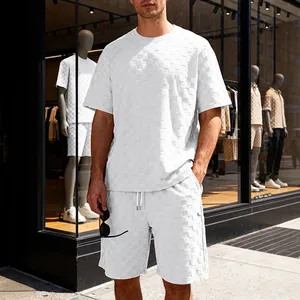 Detailweergave van de witte herenset met jacquard schaakbordpatroon voor de zomer.