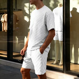 Detailoverzicht van een witte herenset met jacquard schaakbordtextuur t-shirt en short