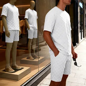 Zomers sportset voor heren met jacquard schaakbordpatroon in wit T-shirt en shorts.