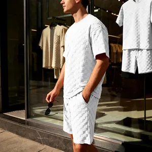 Detailweergave van de witte jacquard dambordtextuur op het zomersportset voor heren