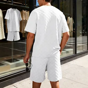 Detail van witte jacquard dambordtextuur op heren sport T-shirt en korte broek set