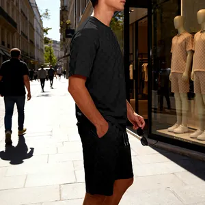 Gedetailleerd straatbeeld van heren zwart dambord jacquard t-shirt met korte mouwen en short