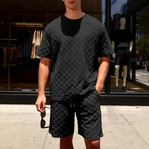 Heren zomer sportset met zwart t-shirt en shorts in een geruit jacquard patroon