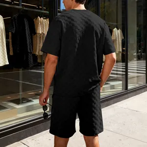 Achteraanzicht van een zwart herenpakket met T-shirt met korte mouwen en een shorts.
