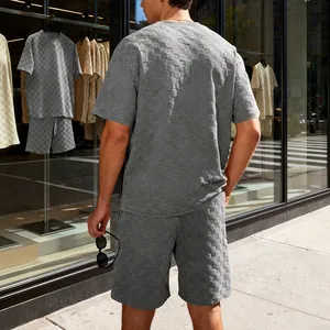 Achteraanzicht van grijs heren T-shirt en korte broek met jacquard ruitpatroon in stad