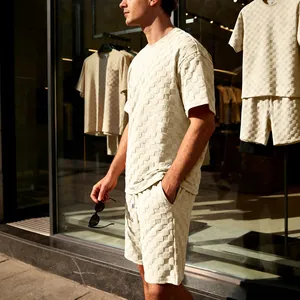 Detail van crèmekleurige jacquard schaakbord heren zomerset met t-shirt en korte broek