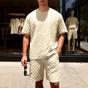 Gedetailleerd streetstyle beeld van een heren zomerset met dambord jacquard stof
