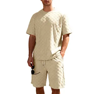 Detail van beige sportset voor heren met een getextureerd jacquard schaakbordpatroon