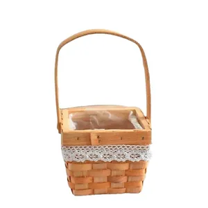 Cesta de flores cuadrada de madera tejida a mano con asa y encaje elegante para decoración