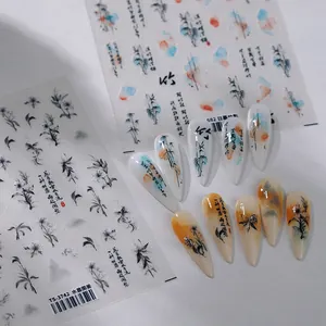 Detailweergave van traditionele Chinese nagelstickers met bamboe- en bloemmotieven