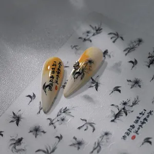 Detail van nagelstickers in Chinese inktstijl met bloemen- en kalligrafieontwerpen