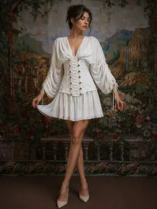 Elegante minivestido tipo corsé de malla blanca con cuello en V, mangas plisadas y cordones