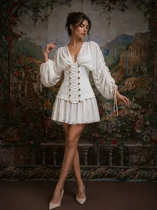 Elegante vestido corto blanco con cuello en V de malla, cintura de corsé y mangas plisadas