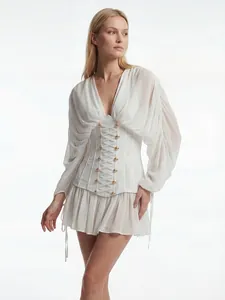 Elegante minivestido de malla blanca con cuello en V, cintura tipo corsé y botones de oro