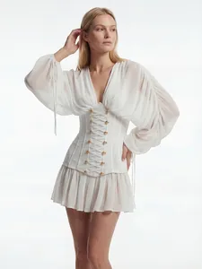 Vista detallada vestido de malla blanco con cuello en V, corsé y botones dorados