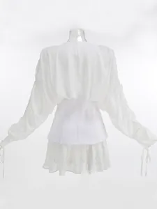 Vista posterior detallada del vestido mini tipo corsé de malla blanca con lazos