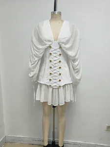 Elegante vestido corto de malla blanca con escote en V, cintura tipo corsé y mangas abullonadas.