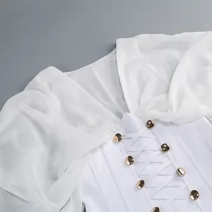 Primer plano detallado de un vestido blanco con cuello en V y cintura de corsé
