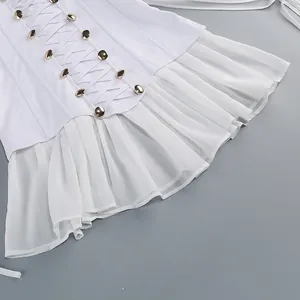 Vista detallada del vestido corsé blanco con botones dorados y dobladillo de malla plisada
