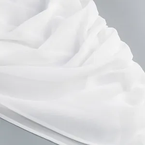 Detalle de tela de malla blanca transparente con elegantes pliegues fruncidos en un vestido