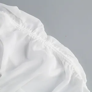 Primer plano de los detalles fruncidos elásticos y plisados en tela de malla blanca