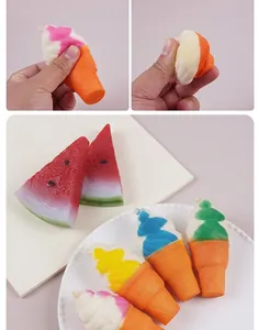 Nahaufnahme der weichen, langsam zurückfedernden Textur dieser bunten Eiscreme-Squishies