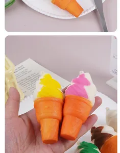 Nahaufnahme von farbenfrohen PU Eiscreme Squishies in der Hand gehalten für Maßstab.