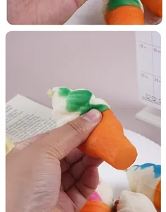 Nahaufnahme der weichen Textur und langsamen Erholung dieses Karotten-Squishy-Spielzeugs