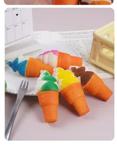 Makroansicht von bunten PU Slow-Rebound Eiscreme-Squishies zum Stressabbau für Kinder