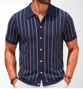 Dettaglio di un cardigan polo da uomo in maglia a righe che mostra la vestibilità