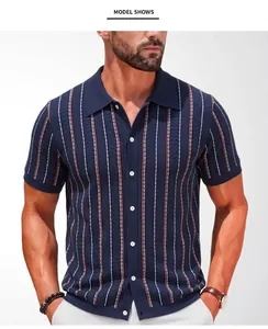 Primo piano di polo in maglia a righe blu navy da uomo con design cardigan a bottoni