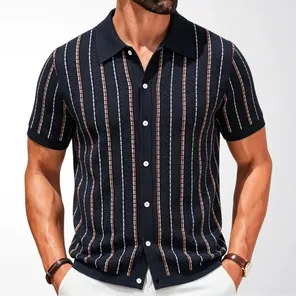 Dettaglio ravvicinato di una polo da uomo in maglia a righe verticali