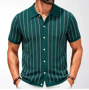 Dettaglio di una polo da uomo in maglia a righe verde scuro con chiusura a bottoni frontale