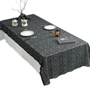 Halloween-Tischdecke aus schwarzer Spitze mit filigranen Spinnennetz-Mustern für Partys