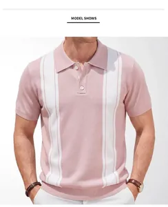 Primo piano di una polo in maglia rosa da uomo con eleganti strisce verticali