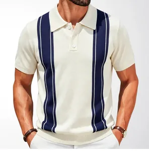 Dettaglio polo da uomo in maglia crema con strisce blu navy e colletto classico