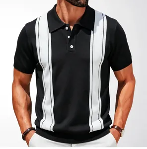 Vista dettagliata di una polo in maglia da uomo con strisce verticali bianche e nere di qualità