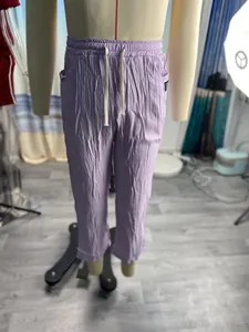 Vista detallada que muestra la textura y el cordón del pantalón de lino lavanda