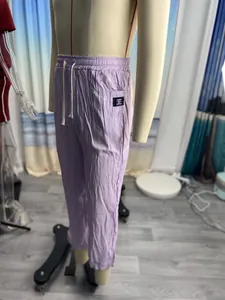 Detalle de los pantalones casuales de algodón y lino lavanda para hombre con parche