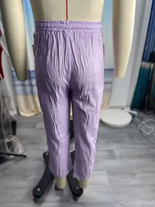 Vista posterior de pantalones casuales de lino y algodón lila para hombre verano