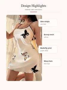Detailweergave van satijnen cami-jurk met vlinderprint, bandjes en golvende zoom