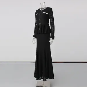 Detalle completo del vestido de sirena de encaje negro con bordes ondulados blancos