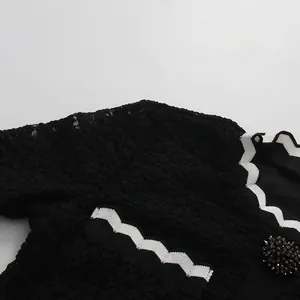 Detalle de un vestido de tweed texturizado con ribete blanco ondulado