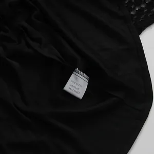 Detalle de la etiqueta de lavado con composición de 65% algodón, 30% nailon y 5% spandex.