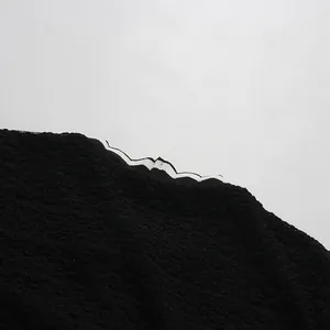 Primer plano de la tela negra texturizada con detalle de borde ondulado blanco