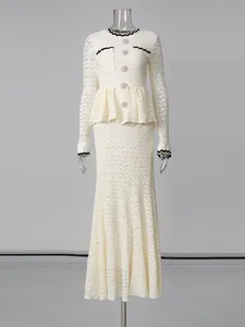 Elegante conjunto de top y falda larga de encaje blanco con ribete negro y sirena