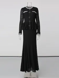 Elegante vestido largo de encaje negro estilo sirena con ribete ondulado blanco
